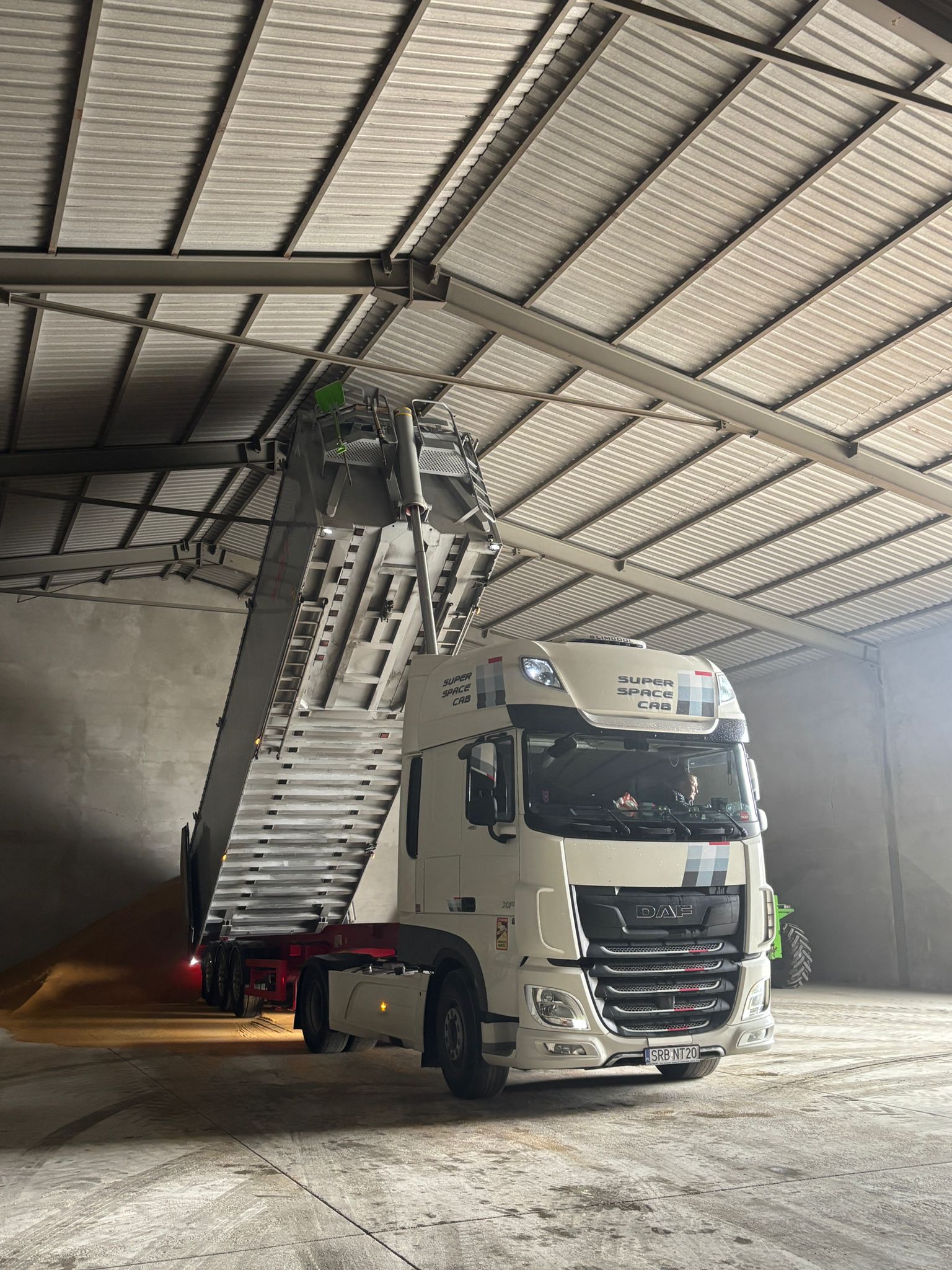 DAF Super Space Cab z naczepą ruchoma podłoga podczas rozładunku